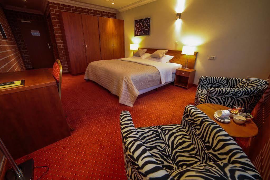 Amicitia Hotel سنيك المظهر الخارجي الصورة